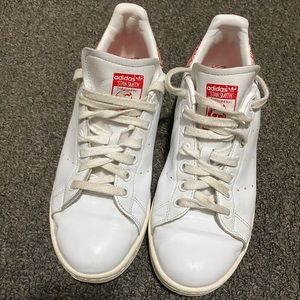 UNIQUE RED HEEL STAN SMITHS
